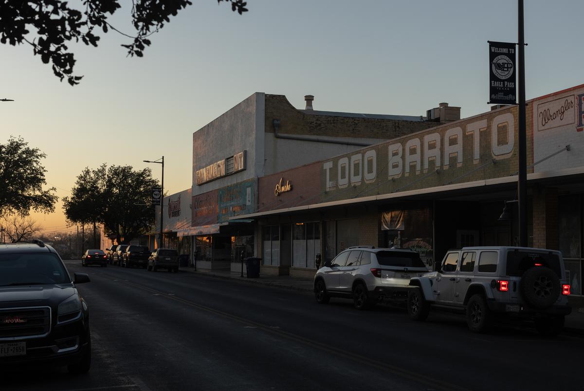 In Eagle Pass, a tense border standoff between Texas and the federal